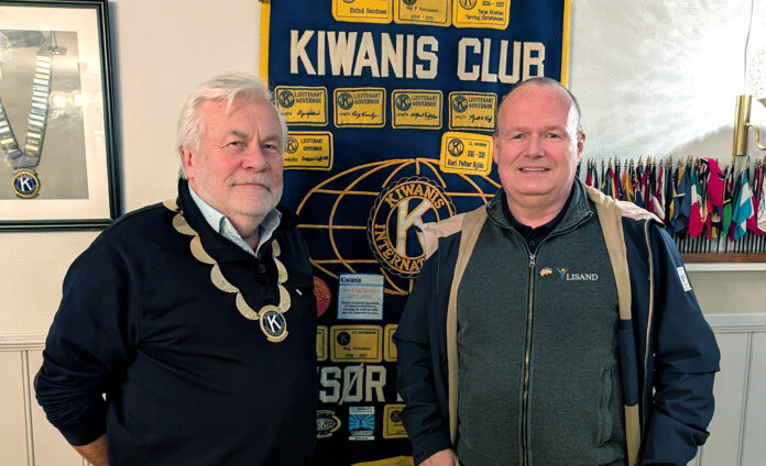 President Karl Petter Nylén i Kiwanis Club Risør og Tore Myrberg i Julejam. Foto Hallvard Ellefsen